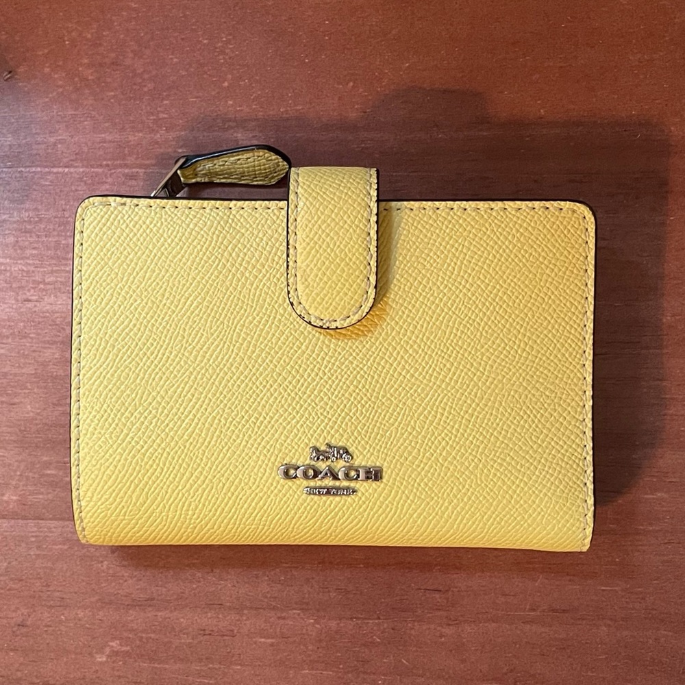 Coach Medium Corner Zip Wallet